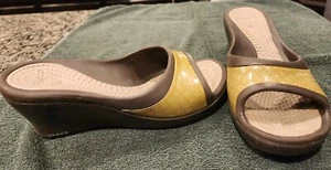  Crocs Sately Women HIgh Wedge Heel Sandals. Size 8 Gold and Espresso - Bild 1 von 10