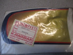 PEGATINA EMBLEMA CENTRAL TANQUE DE COMBUSTIBLE KAWASAKI G3 SS/TR 1969-1974 56027-031 NOS - Imagen 1 de 4