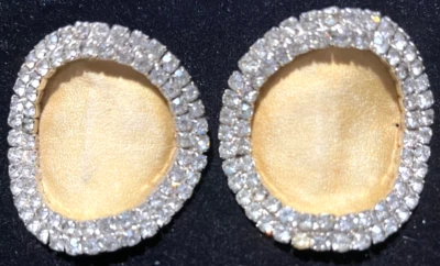 Clips de zapatos redondos vintage años 60 con pedrería fondo beige 2 1/4" x 2 1/4" Foto 1 de 4