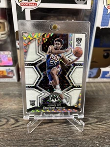 2021-22 Panini Mosaic Rookies Cameron Thomas #215 White Mosaic Prizm/25 (RC) - Imagen 1 de 2