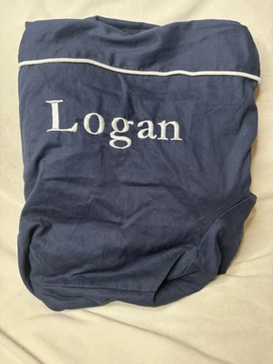 Silla Pottery Barn Kids Anywhere azul con cubierta de sarga blanca solo “Logan” Foto 1 de 3