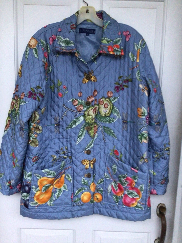 Jaqueta acolchoada j mclaughlin azul seda frutas e borboletas, 2 bolsos tamanho. Grande. - Imagem 1 de 4