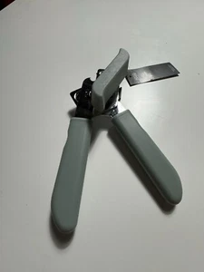 Green NON SLIP HEAVY DUTY STAINLESS STEEL TIN CAN OPENER WITH EASY COMFY GRIP - Picture 1 of 5