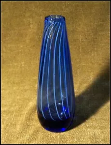 Jarrón de vidrio azul pesado moderno soplado a mano de mediados de siglo #A936 - Imagen 1 de 6