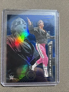 2022 CRONACHE PANINI WWE BRET HITMAN HART ILLUSIONS BLUE SP #73/99 WWF #263 - Foto 1 di 2