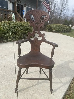 Silla de madera antigua vintage entrada acento decoración diseño tallado asiento en forma de corazón Foto 1 de 4