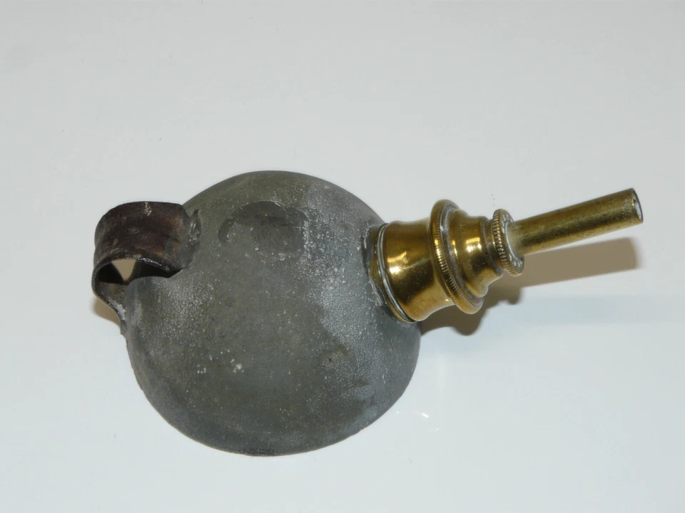 -ANCIENNE LAMPE à HUILE OU ALCOOL USAGE A DERTERMINER MINEUR COLLECTION - Photo 1/4