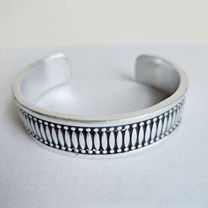 Brazalete en tono plata con diseño nativo americano - Imagen 1 de 11