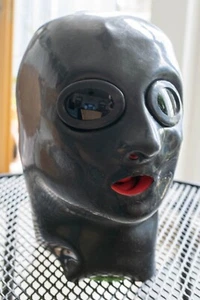 Studio Gum Anatomische Latex Maske Heavy Rubber 1.0mm schwarz/rot - Bild 1 von 5