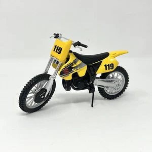 Maisto 1:18 Diecast SUZUKI RM 250 Alloy Motorcycle Bike Model Toy Collection - Picture 1 of 7