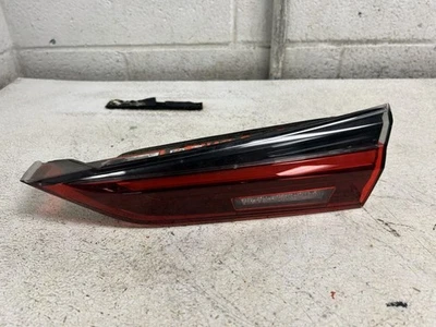 Оригинальная крышка светодиодного заднего фонаря со стороны пассажира 2023 BMW M4 ID 63217477610 - Изображение 1 из 4