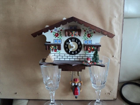 German Black Forrest Swiss Chalet Engstler Quartz Cuckoo Clock Working Mint Cover