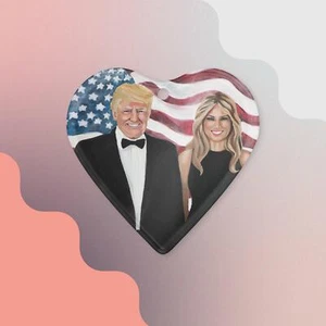 Adorno acrílico presidente Donald Trump y Melania con bandera de Estados Unidos para Maga - Imagen 1 de 5