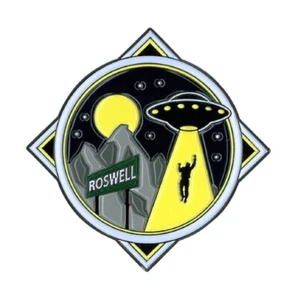 "PIN DE ESMALTE GRANDE ROSWELL ALIEN, Obra de Arte Original por Matt Stewart Pin - 2"" x 2"" - Imagen 1 de 1