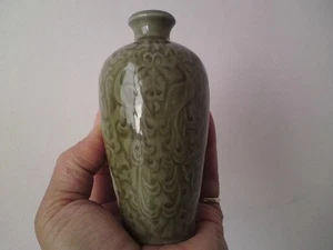 Jarrón miniatura Yaozhou celadon - pergamino de vid peonía pájaros fénix gemelos decorados - Imagen 1 de 19
