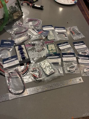 72. Gran Lote Nuevo de Lote Antiguo Lipo Balance Adaptadores Extensiones Etc R/C Modelo Avión Foto 1 de 4