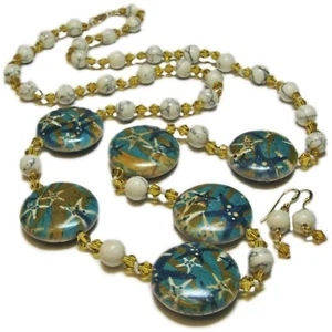 Distintivo conjunto de collar y pendientes con estampado de howlita, cristal y estrellas de mar de SoniaMcD - Imagen 1 de 6