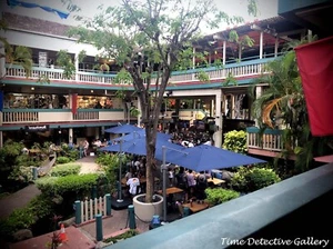 Inside the Wharf Street Center, Lahaina, Maui, Hawaii - 2019 - Farbfotodruck - Bild 1 von 1
