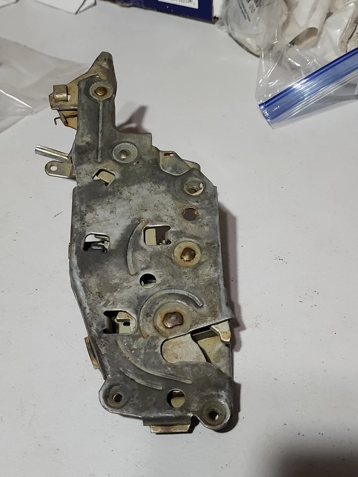 Chevrolet Oldsmobile 1968 4 puertas delantero izquierdo nuevo pestillo de puerta GM NOS OEM pieza  Foto 1 de 4