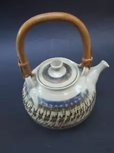 Vintage Australian Studio Pottery Teapot w Cane Handle, Mint Condition Stamped - Bild 1 von 8