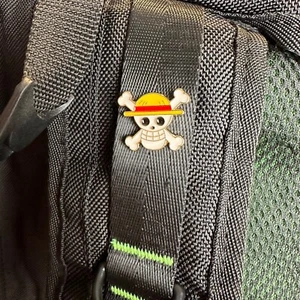 One Piece Ruffy Jolly Roger Pin 75"" x 75"" Piratenschädel Markierung Symbol Brosche Etikett - Bild 1 von 4