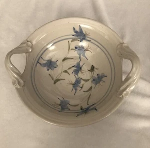 Lg Studiokeramik Servierschale mit Griffen blau cremeweiß Blumen signiert Korn 91 - Bild 1 von 11