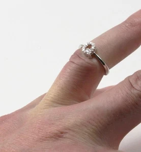 ROBERTO COIN PICCOLO TESORO ORO BIANCO 18 KT DIAMANTE LETTERA Q ANELLO INIZIALE Misura 6,75 - Foto 1 di 9