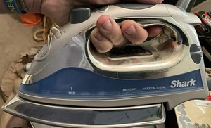 Shark GI468NN 1500W Electric Steam Iron Auto-Off Stainless Soleplate Works NICE! - Picture 1 of 9