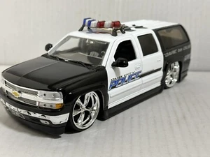 JADA DUB HEAT 2000 CHEVY SUBURBAN POLICE CAR 1:24 DIECAST MODELL NEU OHNE BOX - Bild 1 von 13