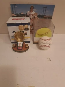 brooks robinson signed OML baseball and display case W/mini gold glove display - Picture 1 of 8