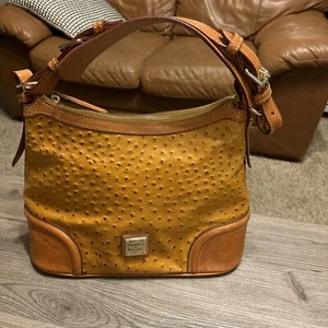 Dooney & Bourke Hobo-Schultertasche aus Straußenleder mit Prägung - Bild 1 von 9