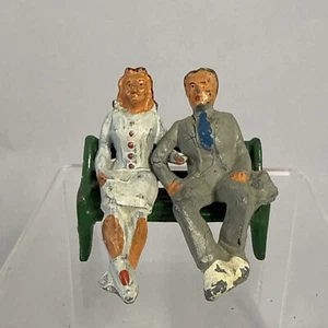 Figuras de plomo vintage Barclay/Manoil RR hombre y mujer en banco - Imagen 1 de 7