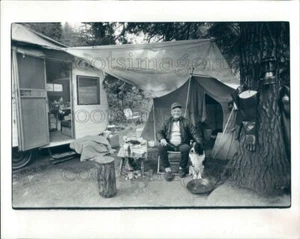 1981 Pressefoto Nugget Al mit seinem Hund von Camper Chelan County Washington - Bild 1 von 2