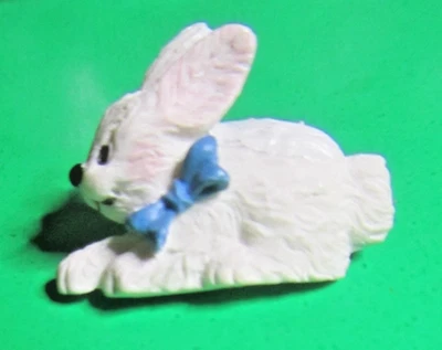 LC-97 1 1/8" BLUE BOW TIE WHITE BUNNY RABBIT PLASTIC APPLIED SHANK BUTTON-3/1 - Image 1 of 2