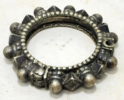 Antigua pulsera redonda de latón para bebé original antigua hecha a mano grabada Foto 1 de 4