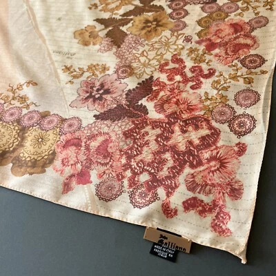 De colección JOHN GALLIANO Enorme Seda Logo Bufanda Estola Bordado Estampado Floral Mantón Foto 1 de 4