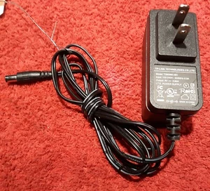 E77) Tp-Link #T090085-2B1, adaptador de corriente AC-DC. Salida: DC 9V, 0.85A, 5.5mm x - Imagen 1 de 1