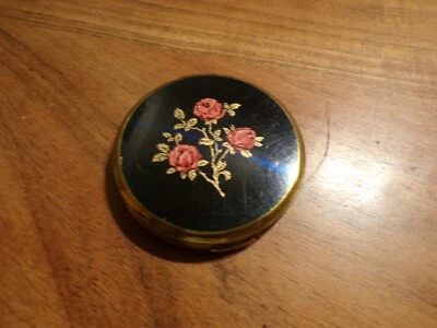 Ancien poudrier en laiton doré avec décor émaillé de roses  ( ref 44 ) - Photo 1/4