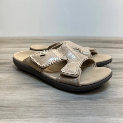 Sandalia de apoyo Spenco Slide para mujer beige imitación cocodrilo estampado sin cordones talla 7B Foto 1 de 4