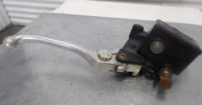 01-05 Yamaha FZ1 front brake master cylinder w/ hand lever 5DM-W2587-01-00 - Image 1 of 4