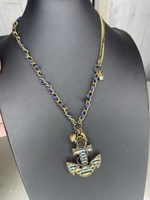 Collar Colgante Ancla Betsy Johnson con Cinta Azul Pequeños Dijes Tono Dorado Foto 1 de 4
