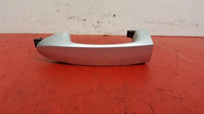 Ford Fiesta MK7 2015 5 puertas hatchback manija de puerta delantera lateral cercana  Foto 1 de 2