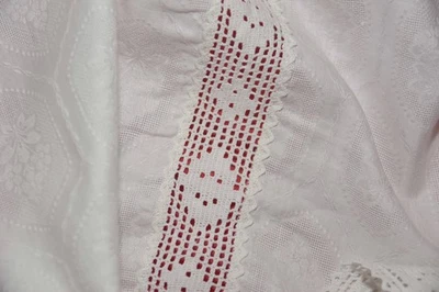 Weiße, quadratische Tischdecke mit Häkelspitze, 135x135cm - Bild 1 von 3