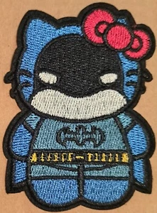 Hello Kitty de Sanrio cosplay Batman de DC Comics bordado hierro en parche - Imagen 1 de 1
