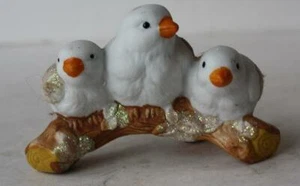 Bird Figurine White 3 Snowbirds Tree Limb Ceramic Porcelain Hand Painted JSNY -- - Picture 1 of 1