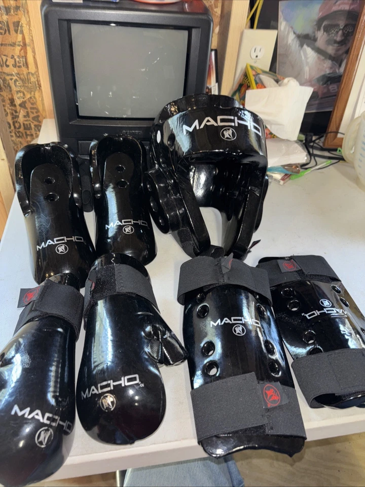 Juego de engranajes de combate Macho Dyna 7 piezas con espinilleras negro niño pequeño LNC Foto 1 de 4