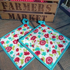 TOPFLAPPEN HEISSPAD SET - HANDARBEIT GESTEPPT BLUMEN (2) MIT AUFHÄNGESCHLAUFEN - Bild 1 von 2