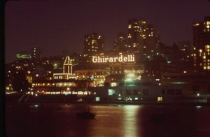Insegna Ghirardelli 1985 Notte San Francisco Bay Area California 35mm Slide - Foto 1 di 3