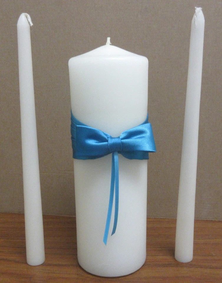 Juego de velas y cono White Unity con lazo de satén turquesa Foto 1 de 1