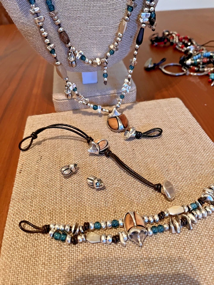 RARO Uno de 50 Conjunto Doble Hilo Escarabajo Escarabajo Escarabajo Collar, 2 Pulseras, Pendientes Foto 1 de 4